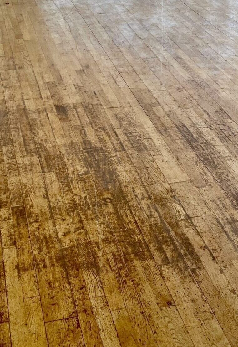 Slidt trægulv med naturlige mønstre og teksturer.