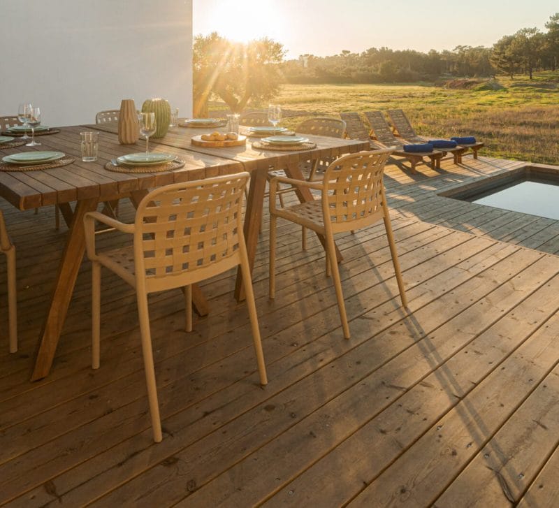 Slibning af terrasse - Aarhus Gulvafslibning - dinner table setting in modern villa terrace 2022 02 02 04 51 24 utc scaled e1694697134761 - Slibning af terrasse