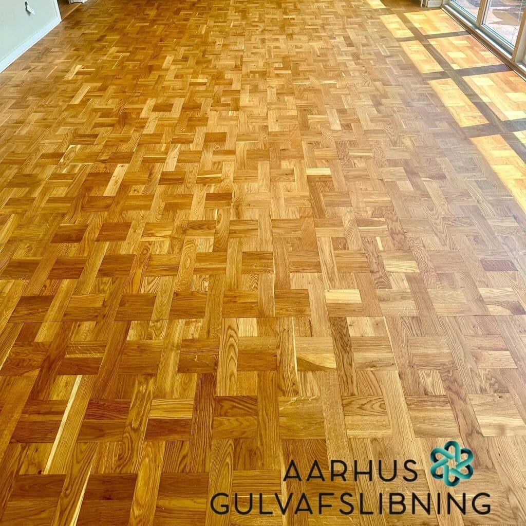 Smukt nyafslebet parketgulv i sollys