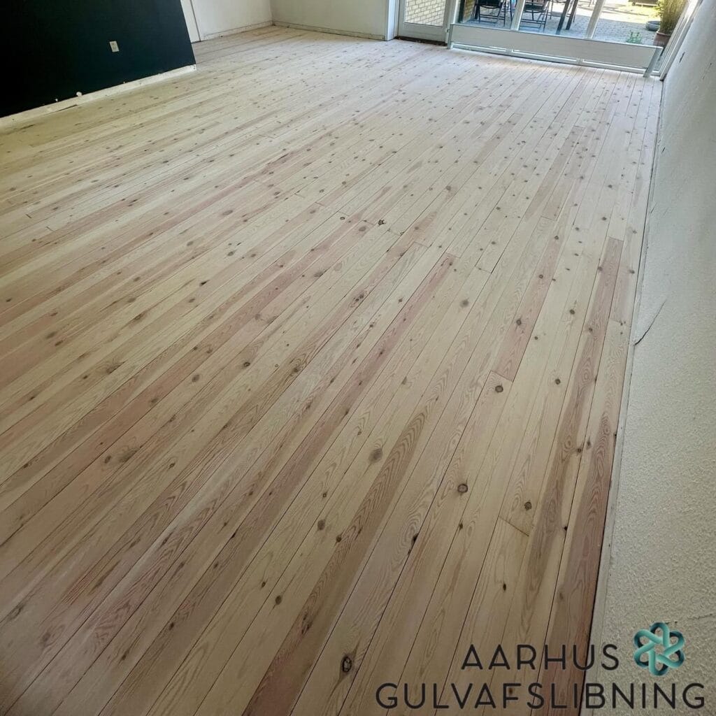 Nyslebet trægulv i stue, Aarhus Gulvafslibning
