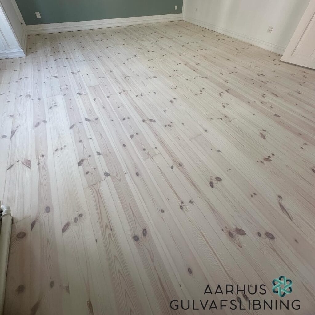 Nyrenoveret trægulv i stue, smukt og lyst.
