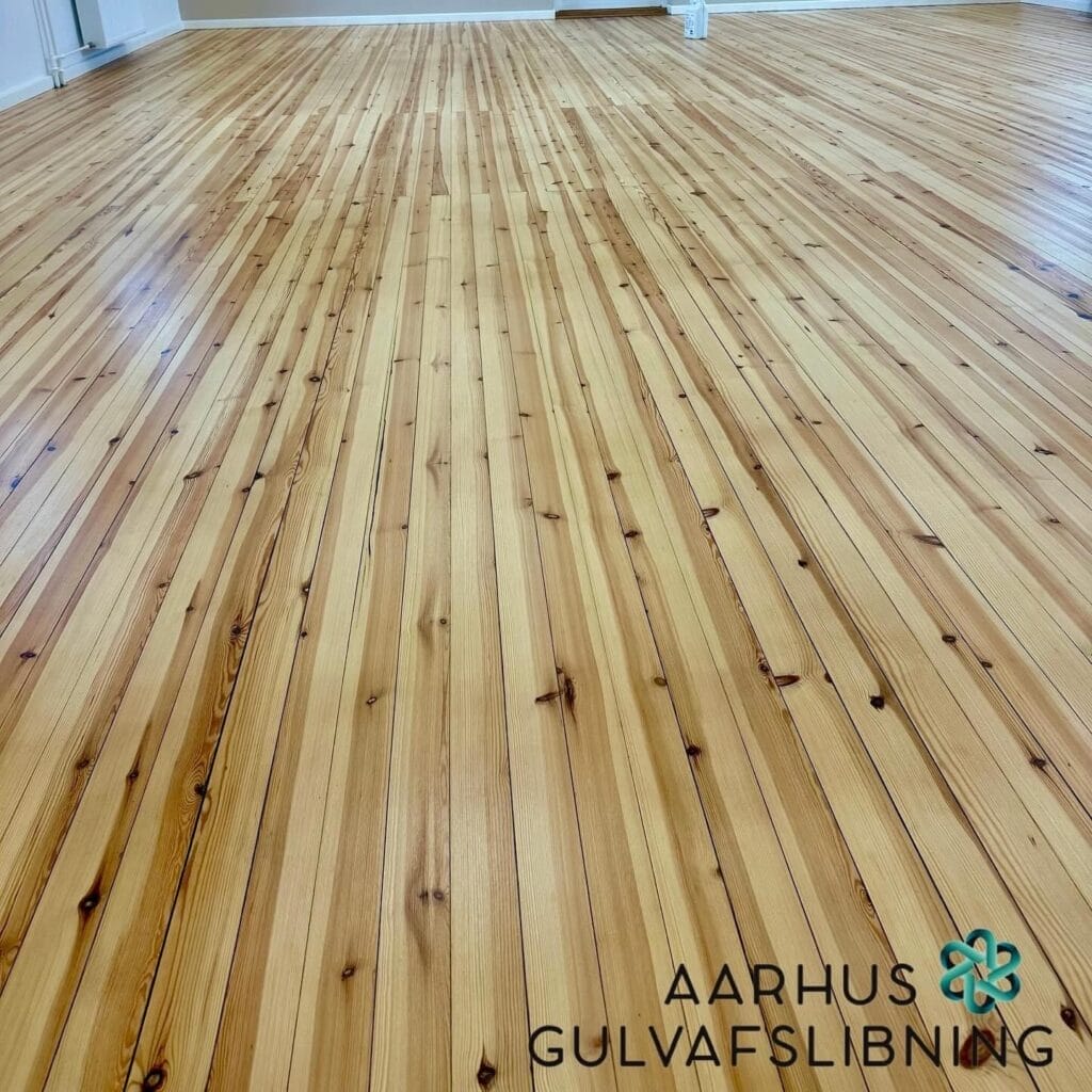 Nyrenoveret trægulv af høj kvalitet