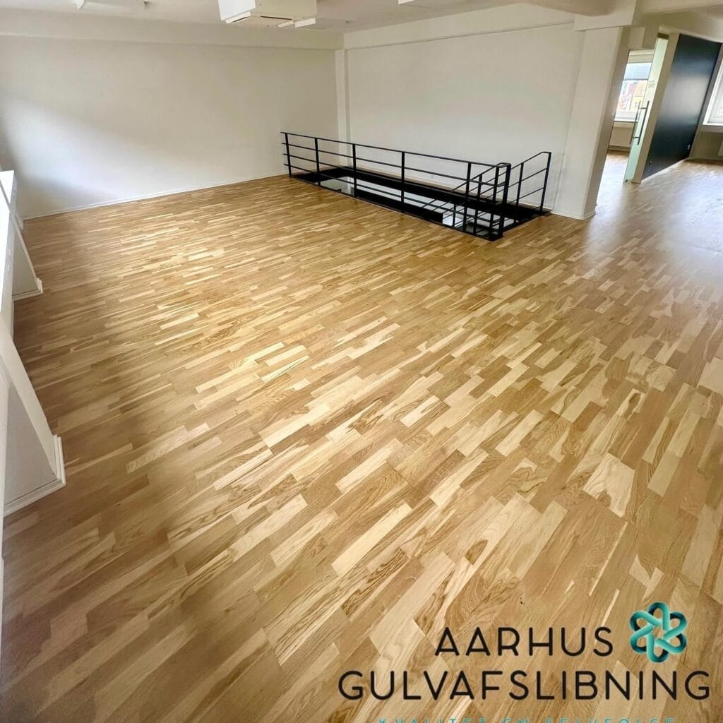 Nyafslebet trægulv med lys finish i Aarhus